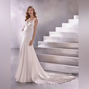 Stunning Atelier Pronovias Big Bang Wedding Dress Light Silver - US 8